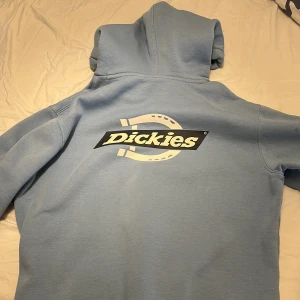 Dickies Hoodie Blå, Strl M - Säljer denna Dickies hoodie då den aldrig kommit till användning, ny skick o bra material! Pris kan diskuteras vid snabb affär. Bara att höra av sig om ni vill ha fler bilder! 🚘