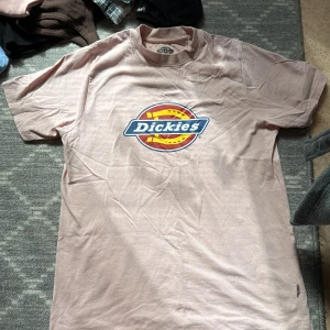 Ljusrosa t-shirt från Dickies - ljusrosa t-shirt från dickies, aldrig använt därav säljer jag den, jättebra skick🩷