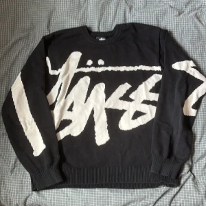 Stussy Stock Sweater - Stussy knit sweater i storlek XL köpt i deras butik i london under höst 2022 droppet. Bra skick jättebra material. Keep in mind referens bilderna (💀) är från 2022 me. Priset är diskuterbart! :) Tveka inte o ställa nån fråga om du har några mer funderingar!
