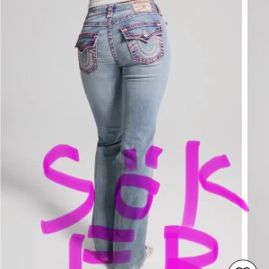 SÖKER! True Religion med rosa detaljer - SÖKER! Ett par true religion med rosa stygn, vill helst betala under 1000! Storleken ska vara w25 xs, vi kan diskutera pris skriv gärna om ni har dessa och vill sälja dem eller om ni har något par som ändå är likt dessa!