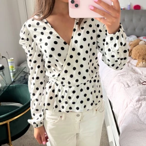 Blus!  - Så snygg blus liten fläck på armen men man tänker inte på det!