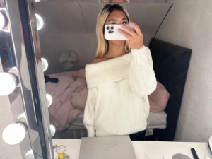 Stickad offshoulder  - En vit stickad offshoulder. Slutsåld. Storlek S. Aldrig använd!