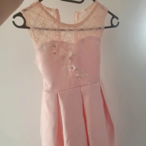 Fin barnklänning - Fin barnklänning perfekt för bröllopsfester, kalas, fina tillfällen. Använd bara 1 gång helt ny annars i storlek 150.