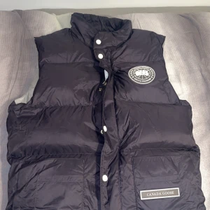  Canada Goose väst - Säljer nu min väst eftersom den inte passar mig längre använd ett par gånger västen är i ny skick pris kan diskuteras. Den är i storlek M men passar även S