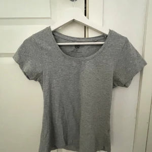 Grå basic t-shirt från lager 157 - En enkel och stilren grå t-shirt med urringning från lager 157. perfekt för en avslappnad look. Tillverkad i mjukt bomullsmaterial som känns skönt mot huden. Pris går att diskutera och skriv för fler bilder!!