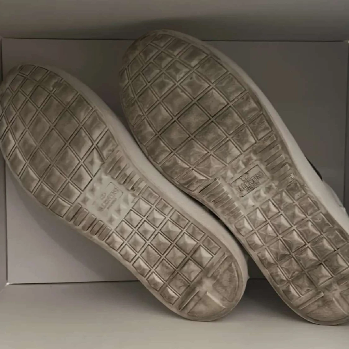 Valentino Garavani vita sneakers med svart detalj - 2