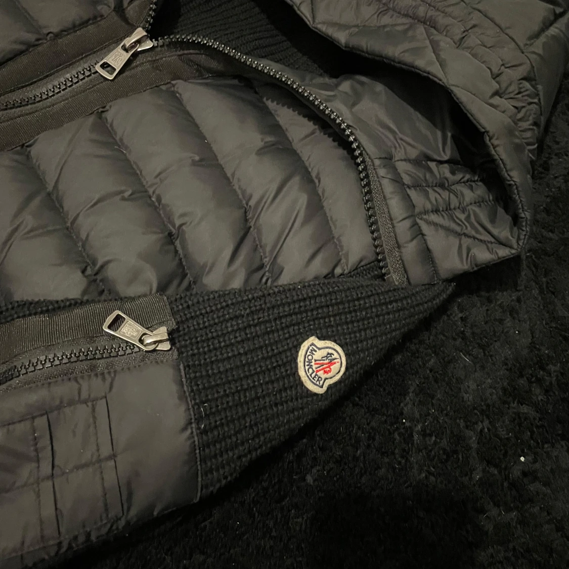 Svart dunjacka med stickade ärmar från Moncler - 1