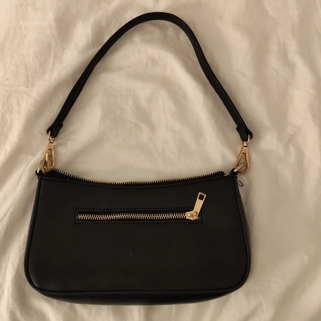 Svart axelväska med gulddetaljer - 1