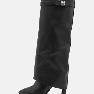 Svarta höga boots med spänne - Säljer ett par populära svarta höga boots med elegant spänndetalj upptill! Slutsålda! Köpta för 1300 kr💕