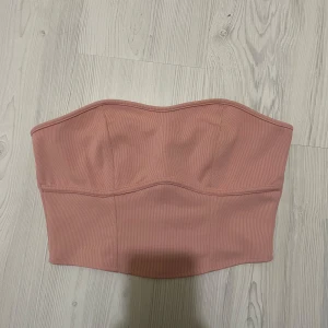 Rosa tubtopp - Säljer en enkel och stilren rosa tubtopp från H&M, storlek S.