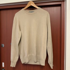 Canali Beige Tröja - Knappt använd Canali tröja som jag säljer då den inte används. Skick 10/10. Pris kan diskuteras vid snabb affär