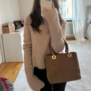 Beige mohair stickad tröja från H&M - Mysig beige stickad tröja från H&M i mohair- och ullblandning. I storlek XS🤍Ompublicerar pga det inte passade 💕