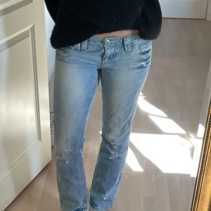 Ljusblå raka jeans från River Island - Ljusblå jeans med låg midja!! Super fina, säljer då de är på gränsen till korta för mig som är 176cm❤️