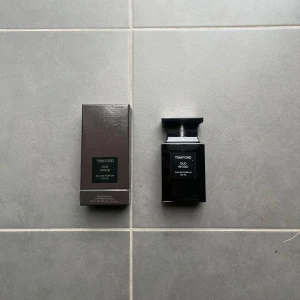 Tom Ford Oud Wood  - Hej, säljer denna parfym med ungefär 95 milliliter kvar. Det är en maskulin och träig doft. Priset är inte hugget i sten, så det är bara att slänga iväg ett erbjudande!