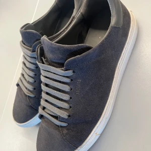 Aigiatos clean 90 - Snygga och stilrena sneakers från Arigato i modellen Clean 90, färg Grey Mocha. Klassisk minimalistisk design med premiumläder och bra komfort – perfekta för både vardag och lite finare tillfällen. Använda till och från. Fortfarande i gott skick.   Tveka inte på att skicka ett meddelande vid intresse!