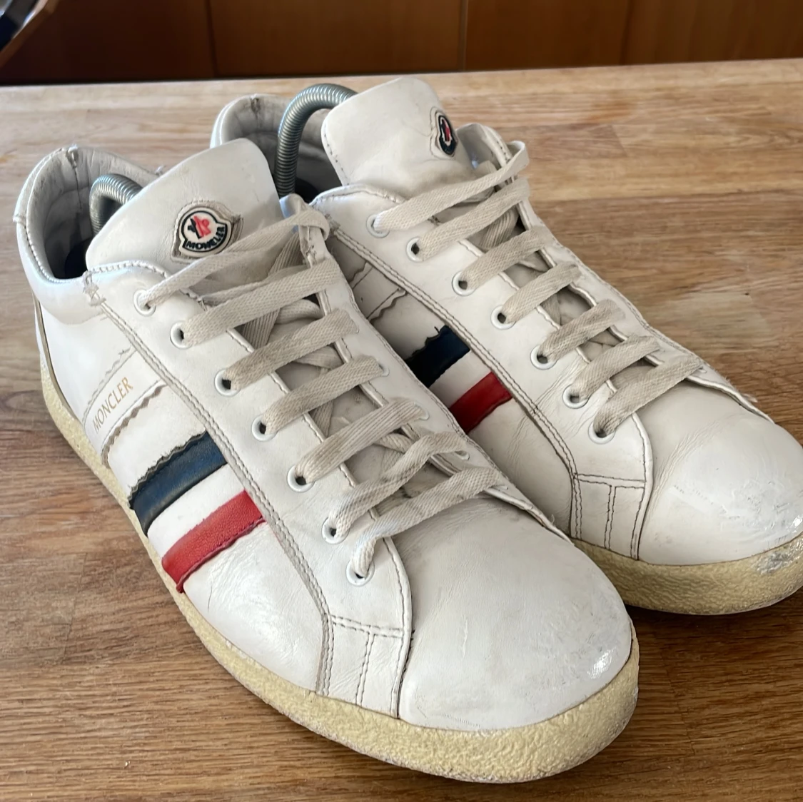 Vita sneakers från Moncler med röd och blå rand