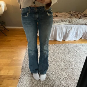 Lågmidjade bootcut jeans - Skitsnygga vintage lågmidjade jeans från chip and pepper.🤩🤩Har slitningar längst in vid låren men är lagat på insidan med jeanstyg (se bild). Har också några slitningar längst ner vid hälen (se bild). Jag är 175 och de går till marken. Midjemått är 41cm rakt över och innerben är 87cm. Står storlek 29 i dem men skulle säga att de passar en S/M har också lagt in snören i midjan men går såklart att ta bort om man vill.💗💗