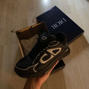 Dior b30 svart - Helt nya.