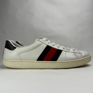 Gucci ace sneaker - Gucci ace sneaker | storlek 41-42 | skick 7-8/10 | finns inga större defekter allt visas i bilderna, box och kort följer med  | nypris 8000kr  
