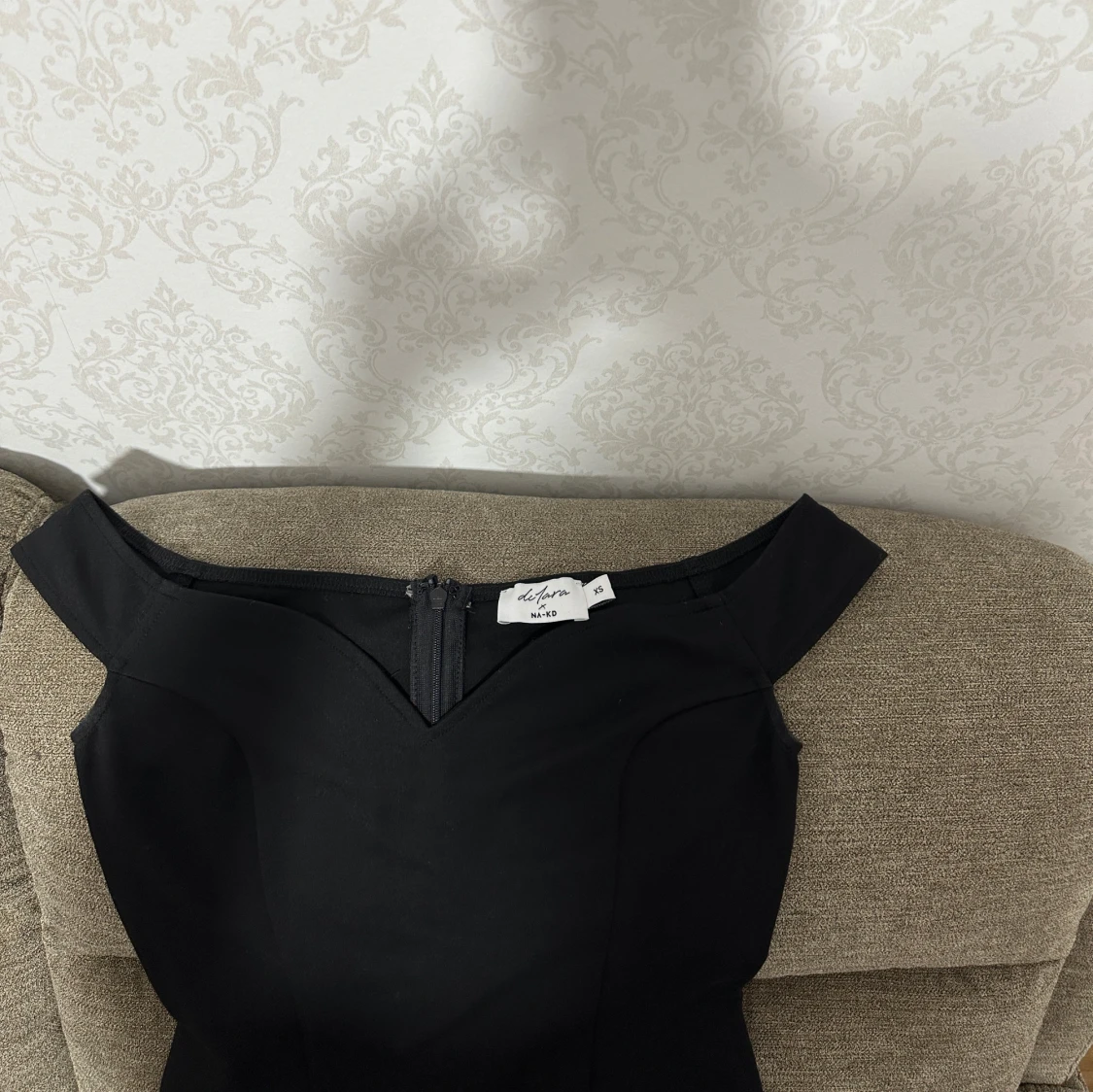 Svart offshoulder klänning från deJara x NA-KD - 3