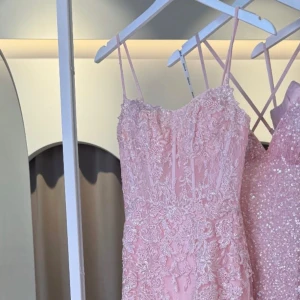 Ljusrosa långklänning med spetsdetaljer - SÖKER!