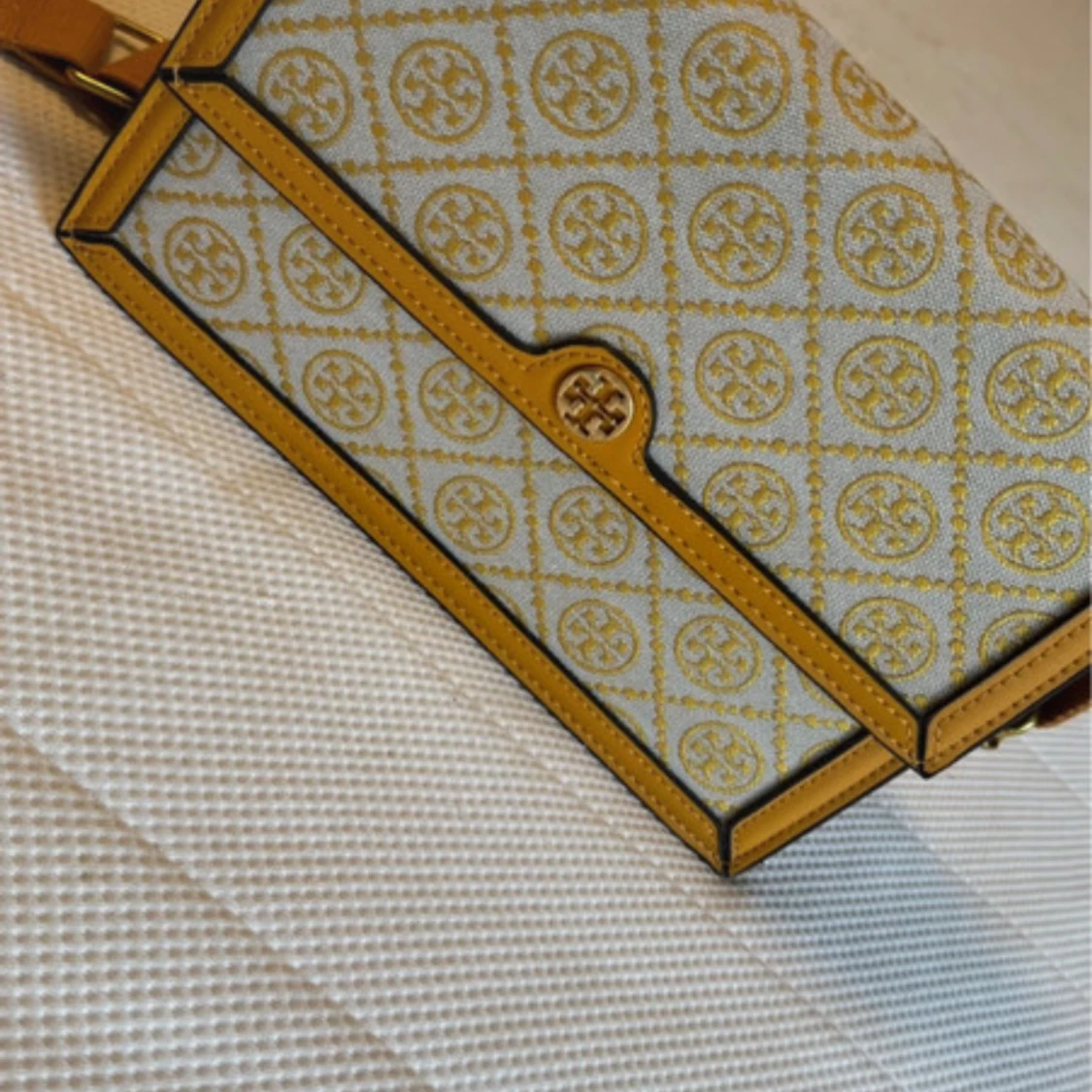 Gul och beige axelväska från Tory Burch 