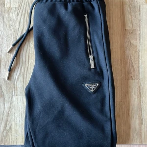 Prada byxor  - Svarta byxor från Prada strl M