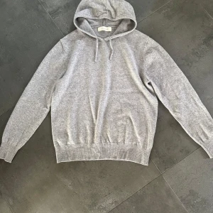 Grå sayless Kashmir tröja - Snålt använd 8/10 skick väldigt skön! Hör av er för fler frågor!