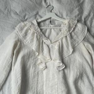 Vit blus med volanger  från ZARA - säljer den här fina blusen från Zara som knabbast fick andvänding i sommras 💕 Orginalpris runt 500-600kr💕 skriv om ni undrar något 💕