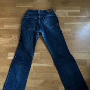 Levis jeans -  Levis jeans som är omsydda till bootcut. Skriv om ni har några frågor eller vill se bild på jeansen!!😊😊