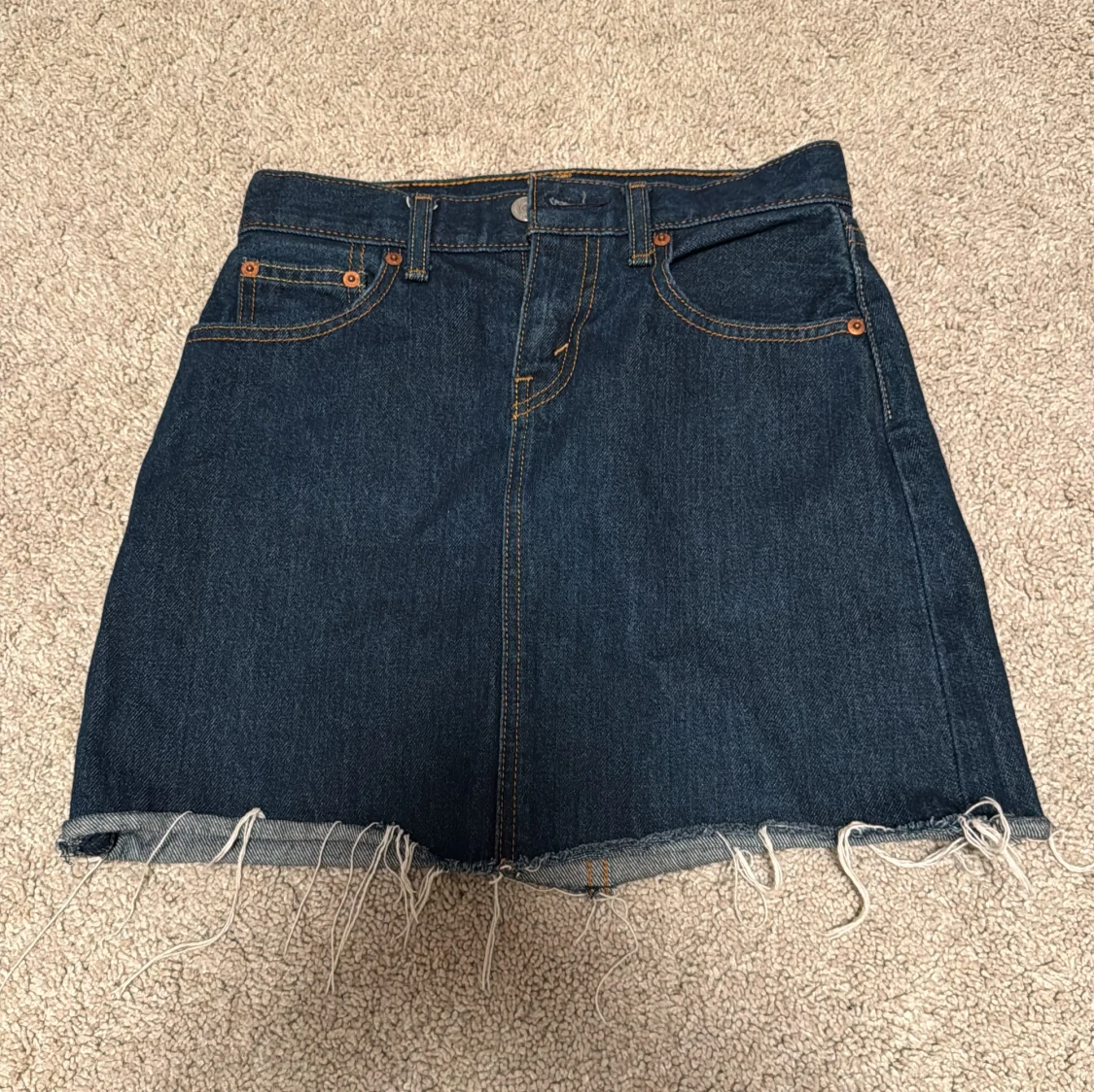 Mörkblå jeanskjol från Levi's