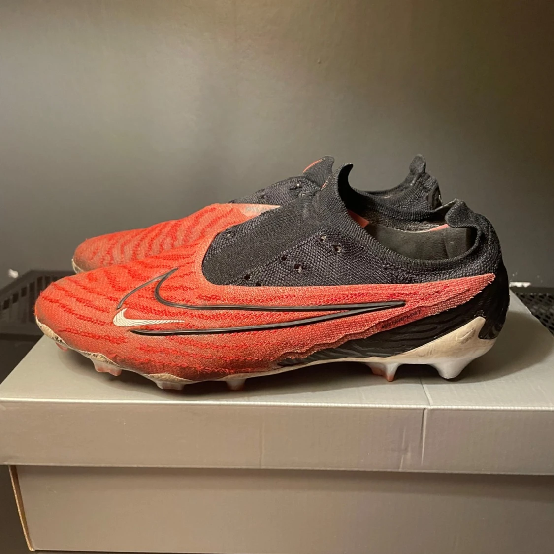 Nike fotbollsskor i röd och svart - 2