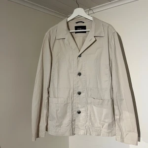 Oscar Jacobson Overshirt beige  - Säljer denna sjukt snygga Overshirten från Oscar Jacobson⭐️ Färgen är beige och storleken är M✅Jackan har inga defekter och skicket är utomordentligt🙌🤝 Plagget är i helt nyskick och kostar 3000kr nypris✅ Sjukt najs passform och passar perfekt som vår och sommarjacka☀️🙌 Tveka inte på att höra av er dig vid minsta fråga eller fundering😊