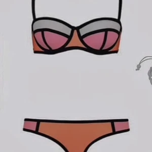 Triangl bikini - Säljer en populär liknande triangl bikini i lila, orange och turkos med vita kanter och underdelen har samma färger. Överdelen är bandeau-modell med justerbar axelrem! Skulle säga att den passar 65-75 och A-C i Bh storlek och underdelen passar mig som har xs/s. Perfekt för stranden! ☀️🍹💕