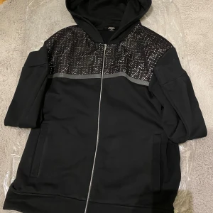 Fendi Reflective Logo Zip Hoodie - Slutsåld modell, ordinarie pris ~ 9000 kr. Enbart testad, nyskick. Storlek L, passar M.