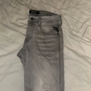 Replay anbass  - Säljer ett par gråa Replay jeans. Jeansen har slim passform och är tillverkade i stretchigt material för extra komfort. Strlk 30/32 