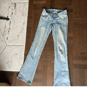 Ljusblå bootcut jeans - Säljer ett par ljusblå bootcut jeans, i ganska nytt skick 