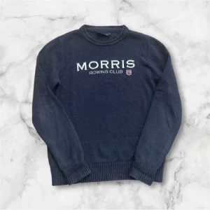 Morris stickad tröja - Mörkblå stickad tröja från Morris med broderad text 'MORRIS ROWING CLUB’. Storlek S. Priset är inte slaget i sten! Skriv om du har några frågor:)