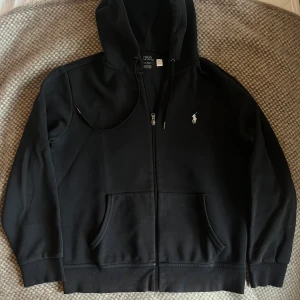 Ralph Lauren Zip Hoodie Svart - Stilren och snygg zip Hoodie från Ralph Lauren || Storlek M || Fint skick förutom lite solbelkt på nått ställe