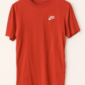 T-shirt  - Röd Nike T-shirt i skriven stl xs men passar mer s/m. Tröjan har inga defekter vad jag ser. Hör av dig vid minsta fundering!🤙🔥💥