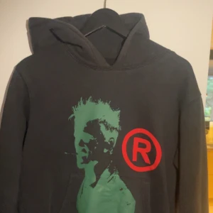 Svart hoodie med tryck - Säljer en svart Joy Divizn Brad Pitt Hoodie som inte säljs längre då den är Limited. Tröjan går för runt 1000-1500 beroende skicket| storlek M| mitt pris 699kr, vid fler frågor eller bilder så skriv!