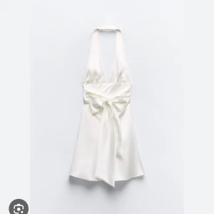 Satin Klänning - Super fin klänning i Satin från Zara. Aldrig använd den är helt ny!! Den säljs inte längre på Zara och är köpt för ungefär 400kr💓Den sitter jätte fint och har en super söt rosett i ryggen. Jag har sytt några få cm vid urringningen som knappt syns🥰
