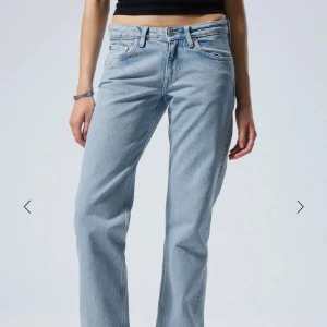 Ljusblå Arrow Low Straight Jeans från Weekday - Säljer ett par ljusblå jeans från Weekday, modell Arrow Low Straight. Jeansen har låg midja och raka ben med klassisk femficksdesign och knappgylf. Använda en gång. Nypris ca 600. Pris går att diskurera!