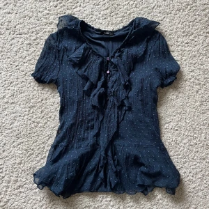 Marinblå volangblus  - Så himla söt kortärmad blus/topp med knappar och fina detaljer!🙏🏼