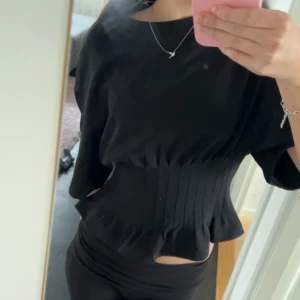 Jättegullig svart topp - Svart topp från gina, ny med prislapp kvar!❣️