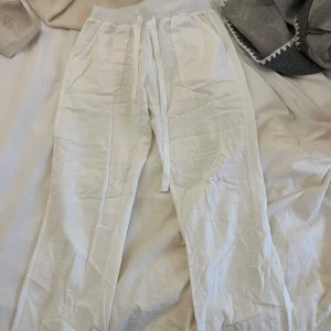 Vita lågmidjade linnebyxor - Säljer snygga linnebyxor, innerbenslängden: 77cm midjemått:40 men de är stretchiga😇