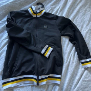 Zip tröja AIK - Säljer snygg Zip köpt från norra, skick 10/10 knappt använd. Kan mötas upp eller frakta samma dag. Storlek M kan passa S.