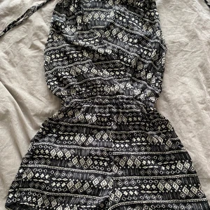 Playsuit - Playsuit med mönster och omlott överdel. 