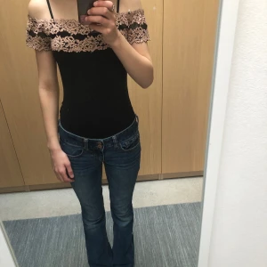 Svart Intimissimi body - Svart Intimissimi body med beige spetsdetaljer. Storlek M men är lite små i storleken så passar S också, lite stor på mig som brukar ha xxs/xs. Jättebra skick forutom att den hade en liten hål men jag har sytt upp hålen. Pris kan gå ner lite vid snabb affär🩷