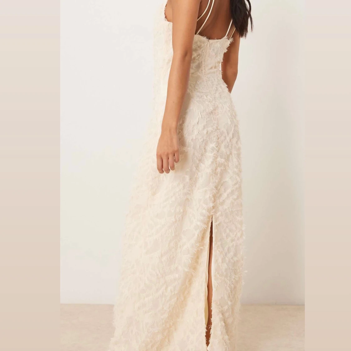Cremefärgad långklänning med fjäderdetaljer från Vila - 2